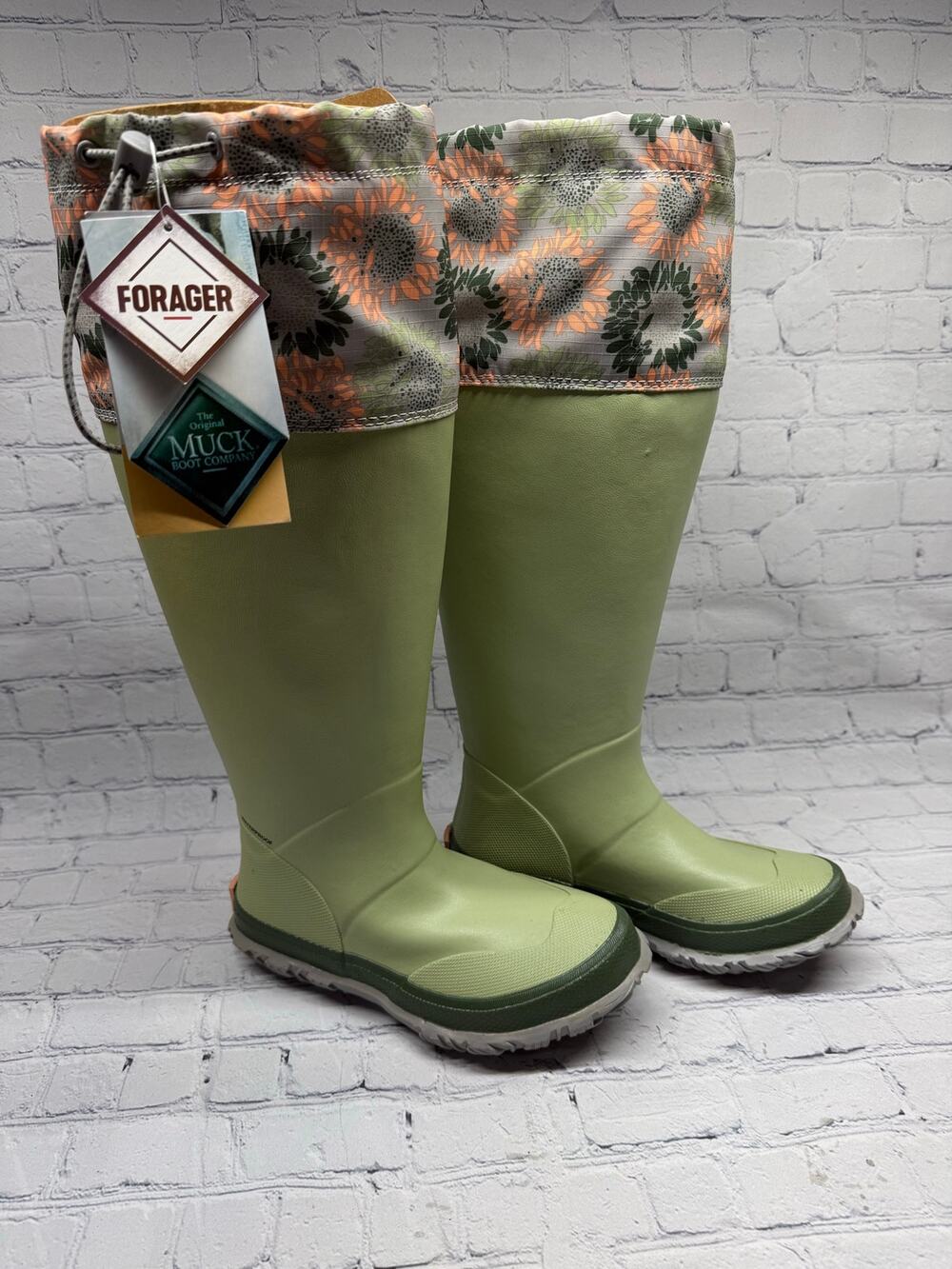 NWT Women's Muck Boot Forager Tall Boot in Reseda Green Sunflower Print Size 5